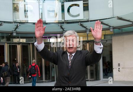 Tony Hall ehemalige Hauptgeschäftsführer der Royal Opera House kommt für den ersten Tag von seinen neuen Job als Generaldirektor bei der BBC. Stockfoto