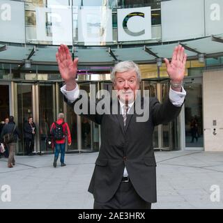 Tony Hall ehemalige Hauptgeschäftsführer der Royal Opera House kommt für den ersten Tag von seinen neuen Job als Generaldirektor bei der BBC. Stockfoto