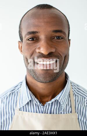 Portrait von positiven Barista lächelnd Stockfoto