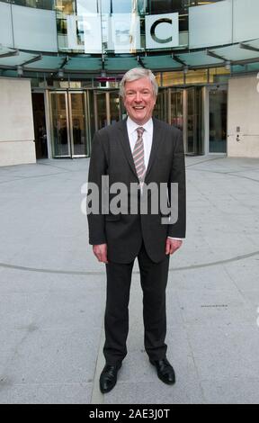 Tony Hall ehemalige Hauptgeschäftsführer der Royal Opera House kommt für den ersten Tag von seinen neuen Job als Generaldirektor bei der BBC. Stockfoto