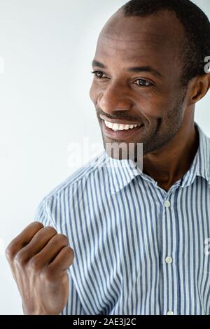 Portrait von fröhlichen afro-amerikanische Mann Stockfoto