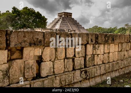 El Castillo (Tempel des Kukulcan) mit tzompantli oder Schädel Plattform im Vordergrund. Stockfoto