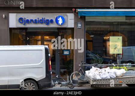 Riga, Lettland - 30. November 2019: Gjensidige Schild, Vorstand der Name oder das Logo von führenden Nordischen und Baltischen allgemeine Versicherung anzeigen Stockfoto