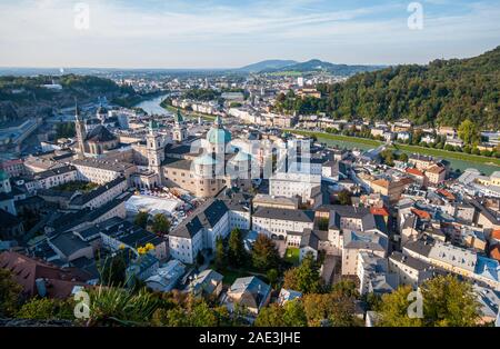 Stadtbild der berühmten und malerischen Salzburg Urlaub tourist resort Stadt in Österreich, Europa Stockfoto