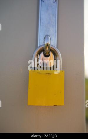 Schaltkasten draußen auf der Wiese mit Stahl Vorhängeschloss verschlossen Stockfoto