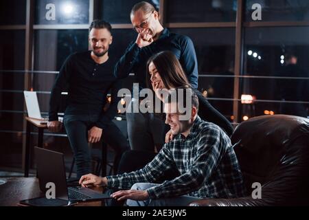 Nur wenig Ruhe nach Arbeit. Team der jungen Unternehmer arbeitet an ihrem Projekt in der Nacht im Büro Stockfoto