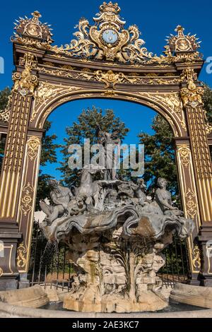 Nancy, Frankreich - 31. August 2019: Golden Gate auf den Place Stanislas Platz und Neptunbrunnen, Nancy, Lothringen, Frankreich. Weltkulturerbe der UNESCO Stockfoto