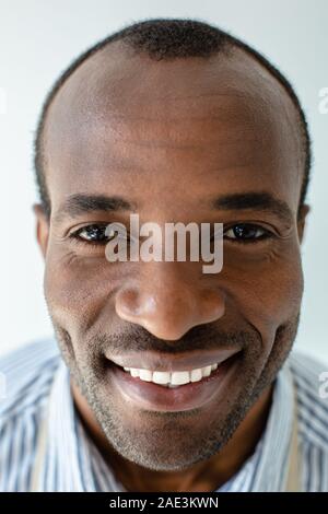 Portrait von fröhlichen afro-amerikanische Mann lächelnd Stockfoto