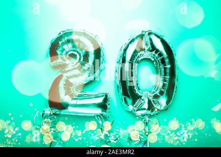 Ballon Bunting für Feier Glücklich 20. Jahrestag von Silver Anzahl Ballons gemacht. Holiday Party Dekoration oder Postkarte mit Ansicht von oben und kopieren. In grün getönt Stockfoto