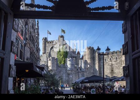 Cafe und mittelalterlichen Gravensteen/Schloss der Grafen in der historischen Altstadt von Gent, Flandern, Belgien Stockfoto