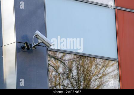 Überwachungskameras an der Ecke von Gebäude, Überwachung der öffentlichen mit CCTV ist in vielen Gebieten rund um die Welt Stockfoto