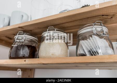 Tee, Kaffee und Zucker in Einweckgläsern auf Holzregal. Südafrika. Stockfoto