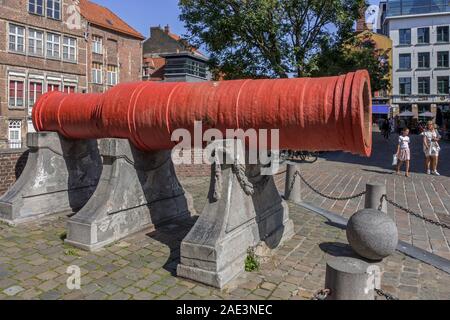 Die mittelalterliche Rot cannon Dulle Griet/Mad Meg, aus dem 15. Jahrhundert mit schmiedeeisernen bombardieren, großkaliber-Gewehr in der Stadt Gent/Gent, Flandern, Belgien Stockfoto