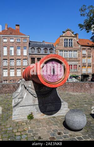 Die mittelalterliche Rot cannon Dulle Griet/Mad Meg, aus dem 15. Jahrhundert mit schmiedeeisernen bombardieren, großkaliber-Gewehr in der Stadt Gent/Gent, Flandern, Belgien Stockfoto