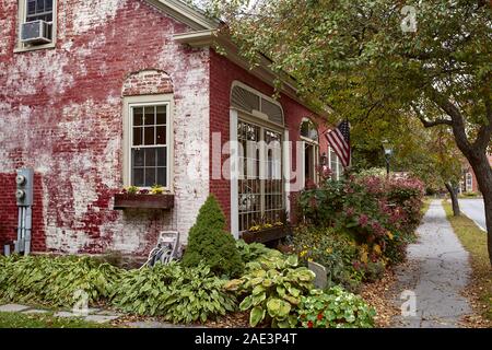 Woodstock, Vermont - 30. September 2019: kleine Geschäfte und Restaurants auf einem kalten Herbst Tag im historischen New England Stadt Woodstock. Stockfoto