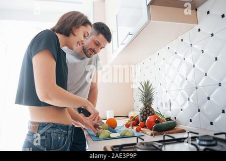 Schönes Interieur. Junges Paar in der modernen Küche zu Hause am Wochenende morgens Zeit Stockfoto