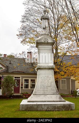 Woodstock, Vermont - 30. September 2019: Revolutionäre Krieg Denkmal an Tribou Park im historischen Neu-England Stadt von Woodstock. Stockfoto