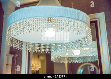 Hängeleuchte Lampen isoliert. Kristall Lampe. Innenraum des Restaurants mit  großen Lampen in weißes Licht Stockfotografie - Alamy