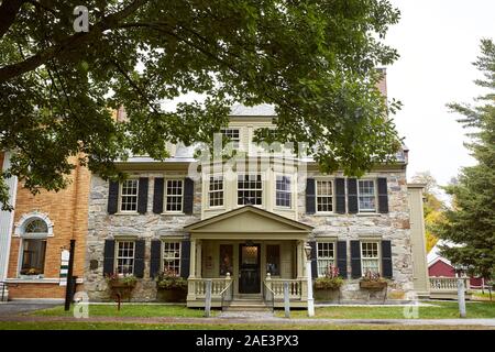 Woodstock, Vermont - 30. September 2019: Außenseite der historischen Gebäude im Zentrum der Stadt auf einem kühlen Herbst Tag Stockfoto