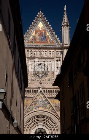 Die gotische Rosette oberhalb der westlichen Tür der Dom von Orvieto. Das Fenster wird geglaubt, im 14. Jahrhundert von Florent gebaut worden zu sein Stockfoto