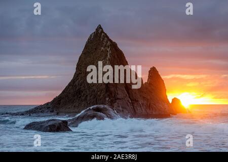 Sun spähen durch stürmische Wolken bei Martins Beach Stockfoto