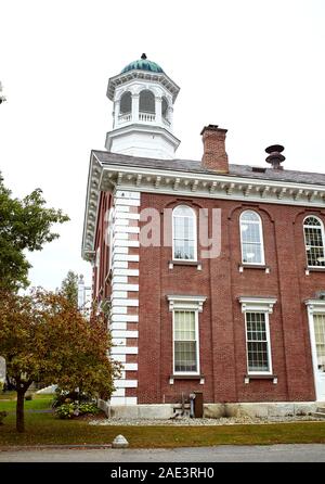 Woodstock, Vermont - 30. September 2019: Windsor County Courthouse an einem kühlen Herbsttag in der historischen Neu-England Stadt von Woodstock. Stockfoto