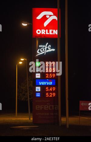 Stettin, Polen - 30. Juli 2018: PKN Orlen Tankstelle, der anzeigt, die Preise der verschiedenen Typen. Bilder nehmen in der Nacht auf der Autobahn S 3. Stockfoto