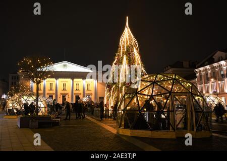 Rathaus von Vilnius, litauische Rotuse von Vilnius zu Weihnachten, Markt, Nacht, Markt wegen Covid- oder Coronavirus-Ausbruch abgesagt Stockfoto