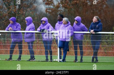 ENFIELD, England. Dezember 06: Taktische Analyst Ricardo Formo (3 Links), Tottenham Hotspur Manager Jose Mourinho (5 Links), Assistant Manager Jo'o Sacra Stockfoto