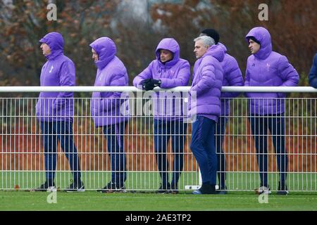 ENFIELD, England. Dezember 06: Taktische Analyst Ricardo Formo (3 Links), Tottenham Hotspur Manager Jose Mourinho (5 Links), Assistant Manager Jo'o Sacra Stockfoto