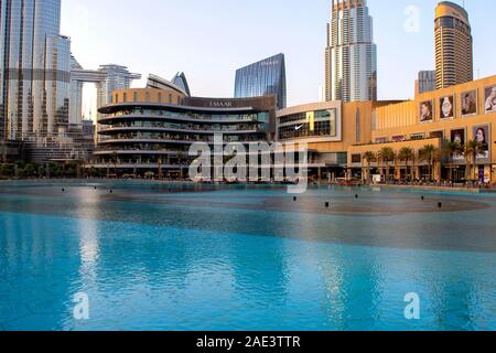 Dubai/VAE - November 5, 2019: Weltweit größtes Einkaufszentrum. Dubai Shopping mall Exterieur mit Brunnen Pool. Stockfoto
