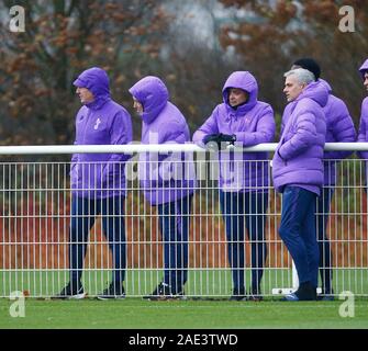 ENFIELD, England. Dezember 06: Taktische Analyst Ricardo Formo (3 Links), Tottenham Hotspur Manager Jose Mourinho (5 Links), Assistant Manager Jo'o Sacra Stockfoto