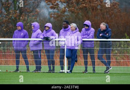 ENFIELD, England. Dezember 06: Taktische Analyst Ricardo Formo (3 Links), Tottenham Hotspur Manager Jose Mourinho (5 Links), Assistant Manager Jo'o Sacra Stockfoto