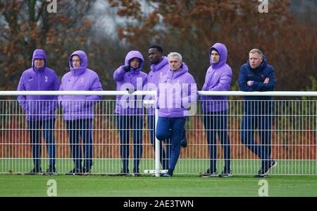 ENFIELD, England. Dezember 06: Taktische Analyst Ricardo Formo (3 Links), Tottenham Hotspur Manager Jose Mourinho (5 Links), Assistant Manager Jo'o Sacra Stockfoto