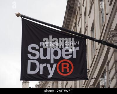 LONDON, GROSSBRITANNIEN - ca. September 2019: superdry Zeichen Stockfoto