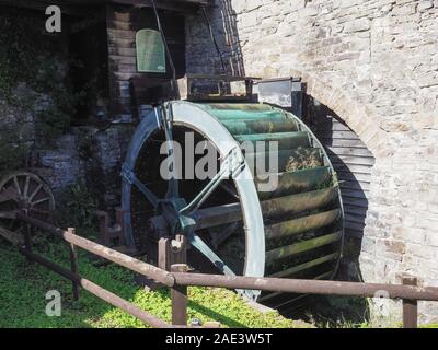 TINTERN, Großbritannien - ca. September 2019: Abbi das Wasserrad Stockfoto