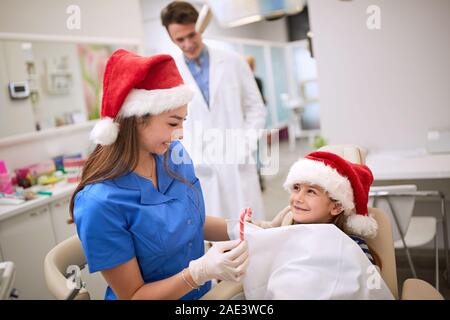 Junge Mädchen an Zahnarzt während der Weihnachtsfeiertage Stockfoto