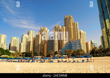 Dubai/VAE - November 7, 2019: JBR. Schöne Aussicht der Jumeirah Beach Residence Wolkenkratzer. Urban Beach im Nahen Osten. Stockfoto