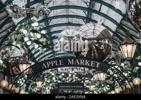 London, Großbritannien - 24 November, 2019: Apple Markt Zeichen und Weihnachtsschmuck und einer riesigen Kugeln in Covent Garden Market, einer der beliebtesten touristischen Stockfoto