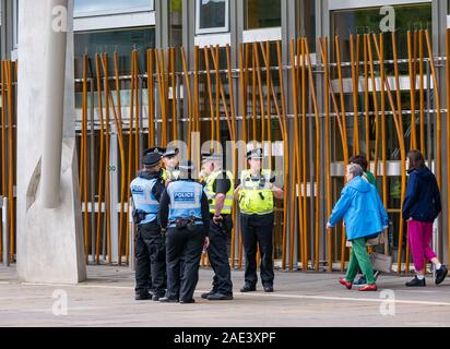 Polizei außerhalb des Schottischen Parlaments Gebäude, Holyrood, Edinburgh, Schottland, Großbritannien Stockfoto