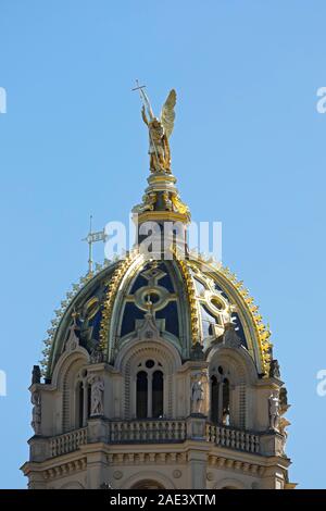 Golden Erzengel Michael, der Drachentöter, auf der Kuppel, Schweriner Schloss, Mecklenburg-Vorpommern, Deutschland Stockfoto