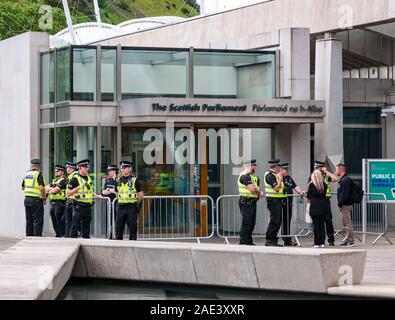 Polizei außerhalb des Schottischen Parlaments Gebäude, Holyrood, Edinburgh, Schottland, Großbritannien Stockfoto