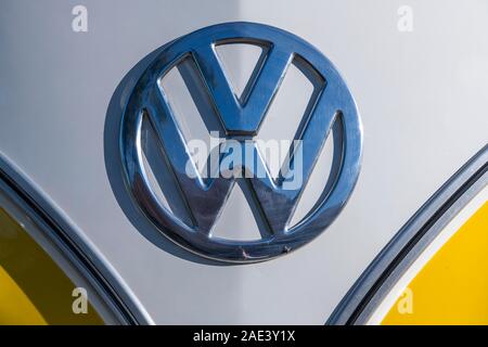 VW-Logo, Oldtimer VW Typ 2 T1, Bulli, Baujahr 1967, Vorderansicht, Österreich Stockfoto