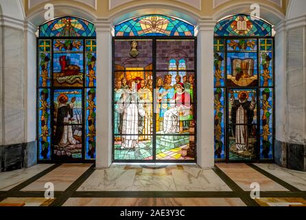 Glas Kirche Tür, Kirche Chiesa di San Vincenzo Ferreri, Stromboli, Lipari Inseln, Süditalien, Italien Stockfoto