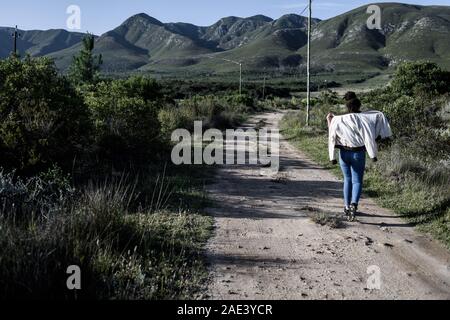 Eine Farm Road in der Overberg Region in der Nähe von Stanford Dorf in der südafrikanischen Provinz Western Cape Stockfoto