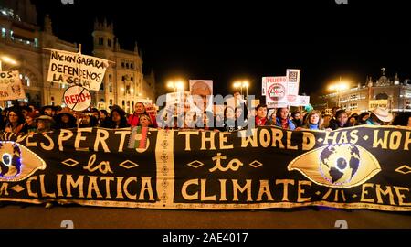 Madrid, Spanien. 06 Dez, 2019. Demonstranten nehmen Teil an der Klima März am Rande der Weltklimakonferenz. Mehrere hunderttausend Menschen aus aller Welt werden erwartet, die Kundgebung zu besuchen. Sie fordern die verantwortlichen Politiker mehr Engagement im Kampf gegen die globale Erwärmung zu zeigen. Credit: Clara Margais/dpa/Alamy leben Nachrichten Stockfoto