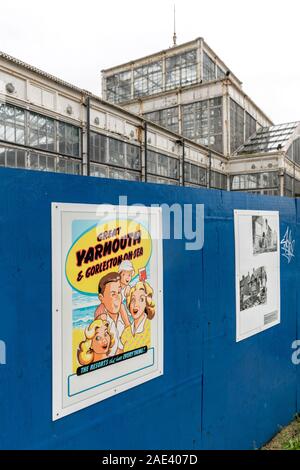 Poster auf Horten um die ruinierte Winter Gardens, heruntergekommenes Gebäude am Meer, South Beach Parade, Great Yarmouth, Norfolk, England, Großbritannien Stockfoto