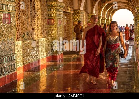 Torbögen von Su Taung Pyae Pagode, Mandalay, Myanmar Stockfoto