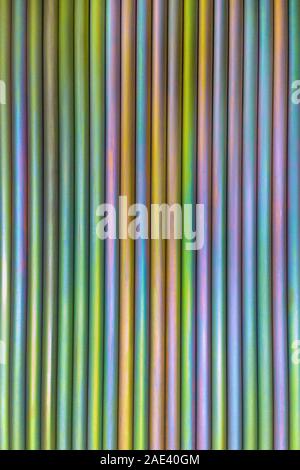 Eine abstrakte Linien Hintergrund der bunten Kadmium beschichteter Stahl Bars. Industrial Grade chemischen Schutzanstrich für Metallteile. Stockfoto