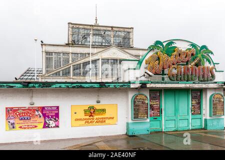 Wintergärten, heruntergekommenes Gebäude am Meer, South Beach Parade, Great Yarmouth, Norfolk, England, Großbritannien Stockfoto